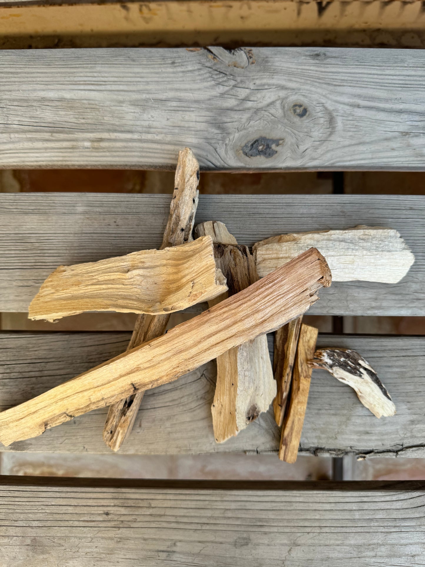 PALO SANTO STICKS IN A BAG ( 5 STICKS )